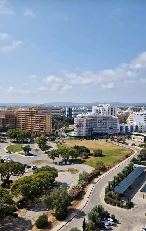 Fotos de stock gratuitas de arboles, arquitectura moderna, Bloque de pisos