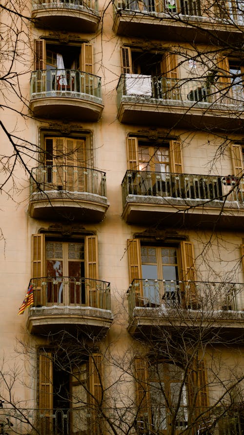Kostenloses Stock Foto zu apartments, balkone, mauer