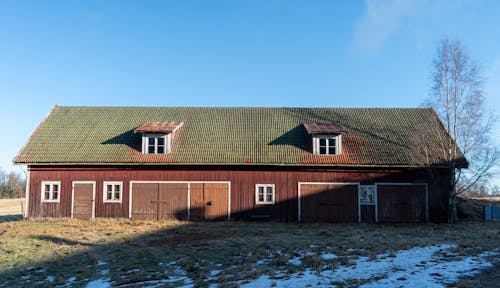 Darmowe zdjęcie z galerii z błękitne niebo, budynek, drewniany budynek