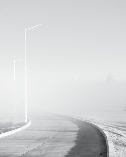 Foto stok gratis hitam & putih, jalan, kabut