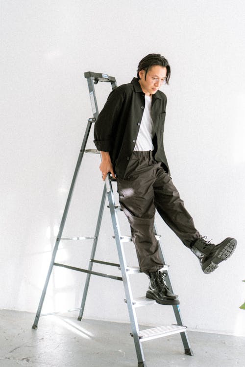 Foto profissional grátis de camisa preta, de pé, escada