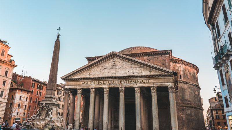 Panteonul din Roma și obeliscul din fața lui