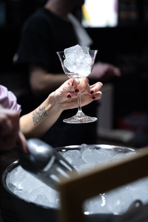 Vinexpo Paris 2024 准备鸡尾酒 Aclear Ice   Création Decocktails Avec Une Base De Gin Lors De Infinite Bar Au Salon Vinexpo Paris 2024