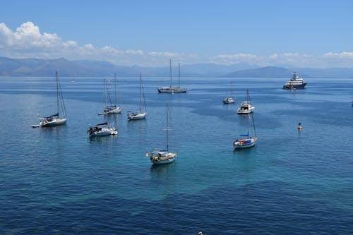 Foto profissional grátis de barcos a vela, beira-mar, céu azul