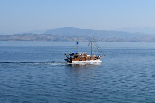 Foto profissional grátis de barco, colinas, feriado