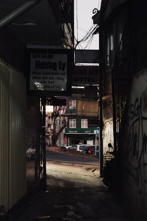 Základová fotografie zdarma na téma budovy, chodníky pro chodce, graffiti