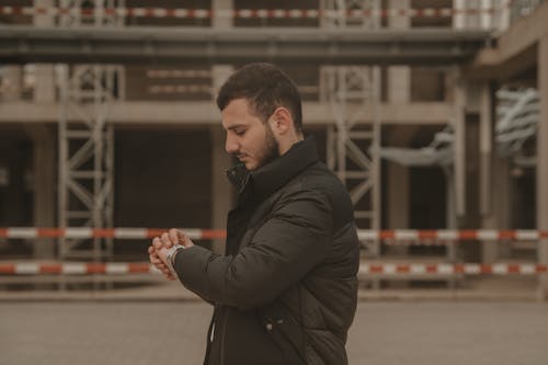 Fotobanka s bezplatnými fotkami na tému čas, čierna bunda, kontrola