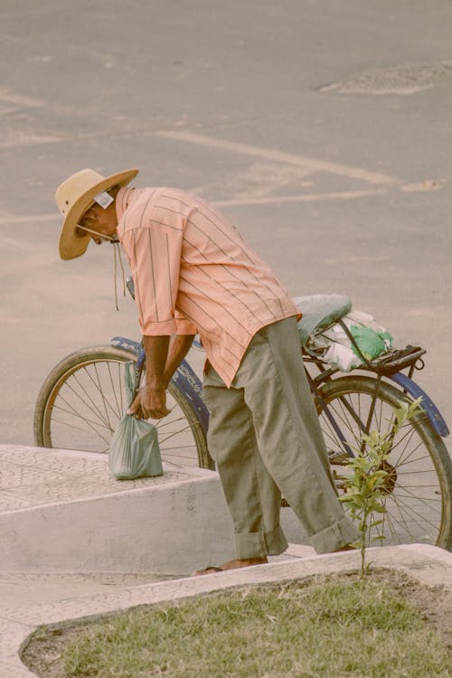 Immagine gratuita di anziano, bicicletta, borsa