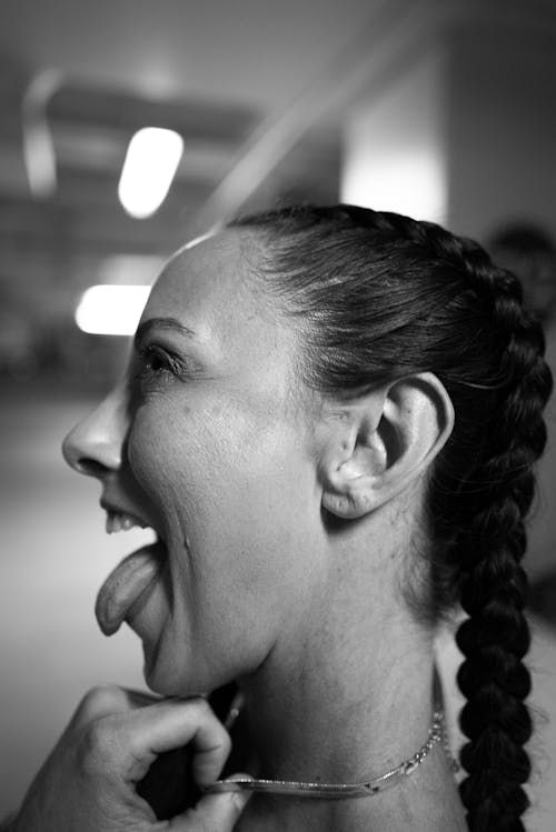 Darmowe zdjęcie z galerii z czarno-biały, język, kobieta