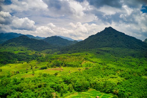 Vista Panorâmica Das Montanhas Sob O Céu Nublado