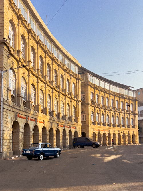 arabalar, bağbozumu, bina içeren Ücretsiz stok fotoğraf