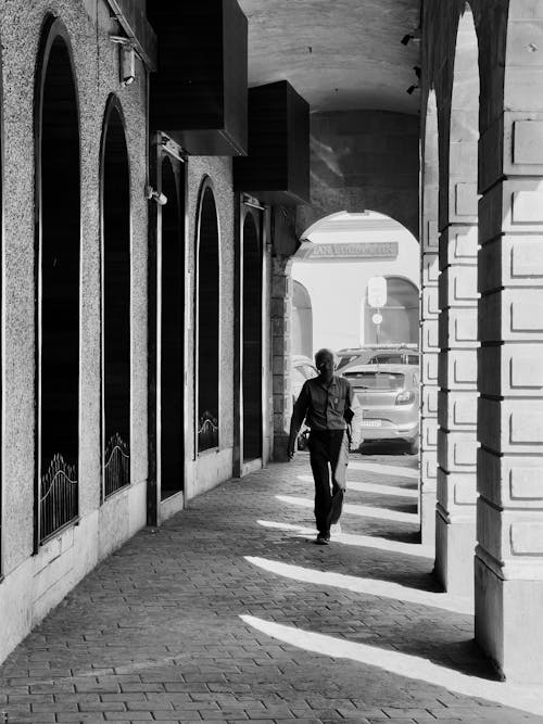 걷고 있는, 남자, 도시의 무료 스톡 사진