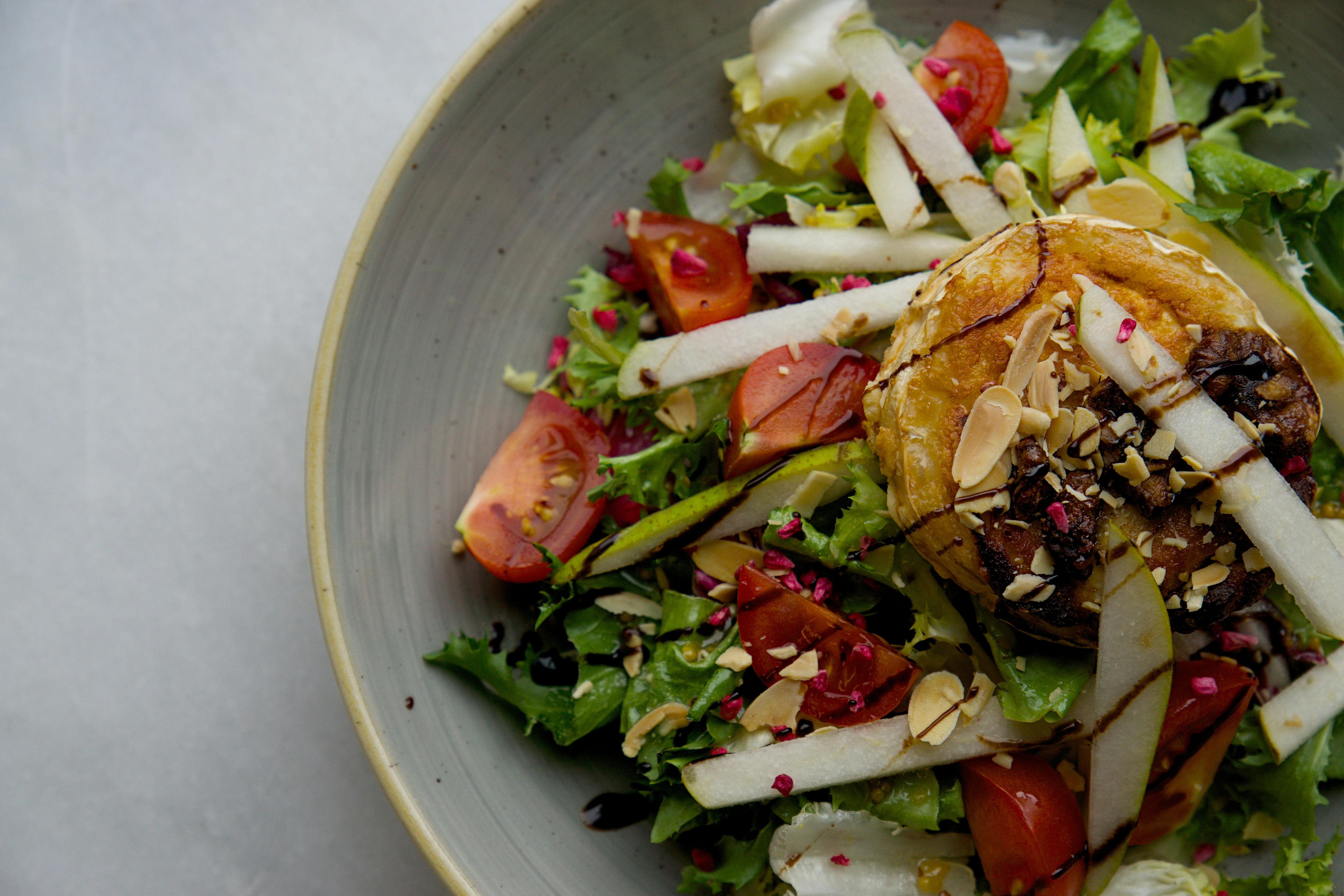 Sałatka z kozim serem gruszką i pomidorkami