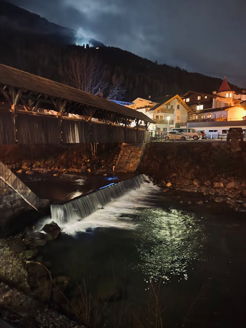 Darmowe zdjęcie z galerii z austria, chodzenie, ciemny