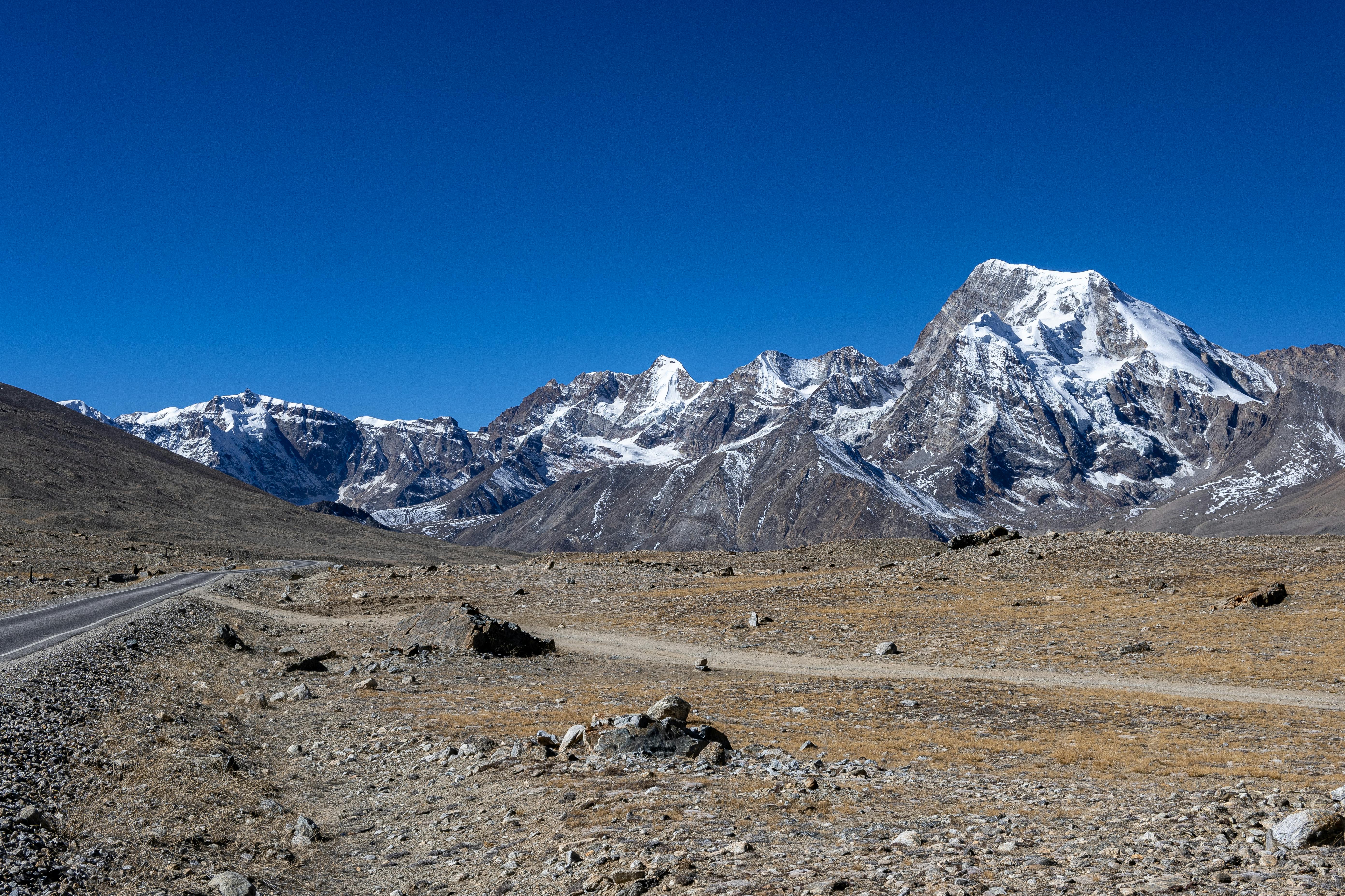 Breathtaking view of snowcapped mountains and clear skies in Yumthang, India.