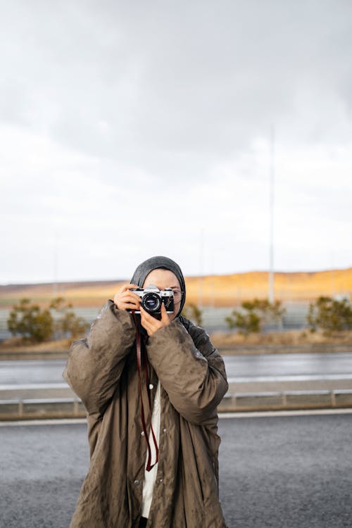 Fotobanka s bezplatnými fotkami na tému analógový fotoaparát. analógová kamera, bunda, cesta