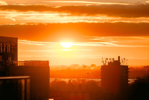 Безкоштовне стокове фото на тему «будівлі, жовте небо, Захід сонця»