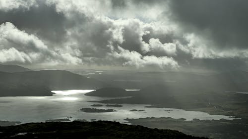 山, 戲劇性的雲, 湖 的 免費圖庫相片