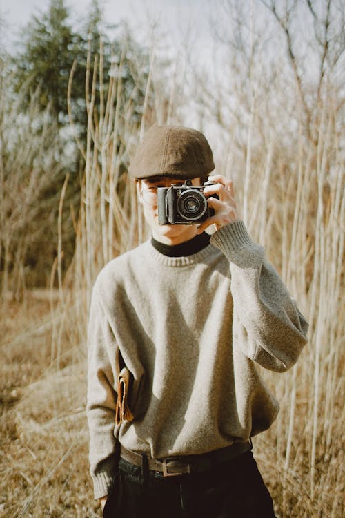 Photos gratuites de appareil photo, casquette de lierre, debout