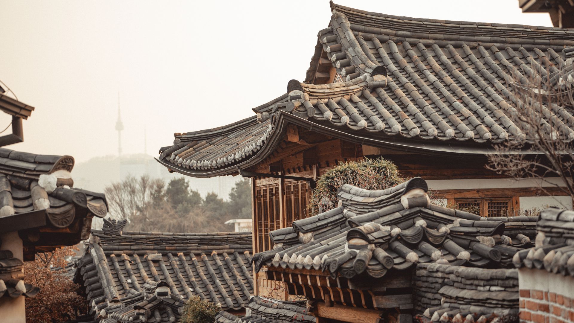 Deretan atap tradisional hanok Korea yang menunjukkan karakter arsitektur khas Seoul