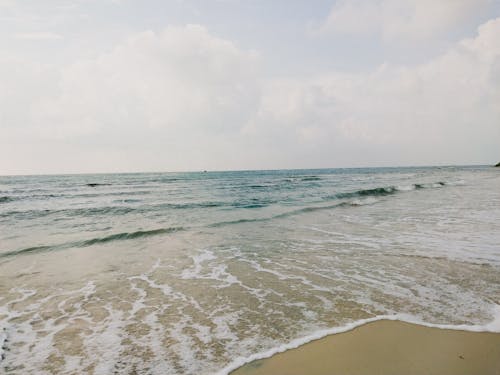 Gratis arkivbilde med havbølger, hvit sand, landskaps bakgrunn