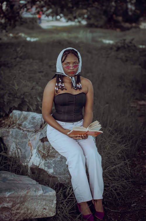 Základová fotografie zdarma na téma černoška, čtení, kámen