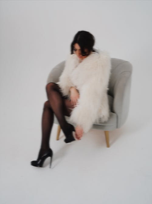 Darmowe zdjęcie z galerii z białe tło, fotel, fotografia mody