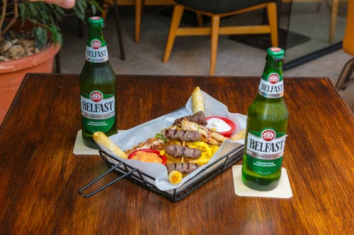 Photos gratuites de bouteilles de bière, déjeuner, faire le service