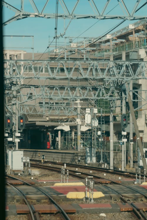 Δωρεάν στοκ φωτογραφιών με αστικός, γαλάζιος ουρανός, γραμμές τρένου