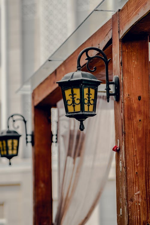 Kostenloses Stock Foto zu hölzern, lampen, mauer