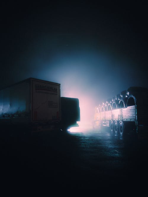 Darmowe zdjęcie z galerii z ciemność, ciężarówki, jasny