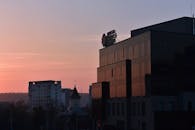 日落时分，罗马尼亚亚迪的城市景观展现出建筑的轮廓