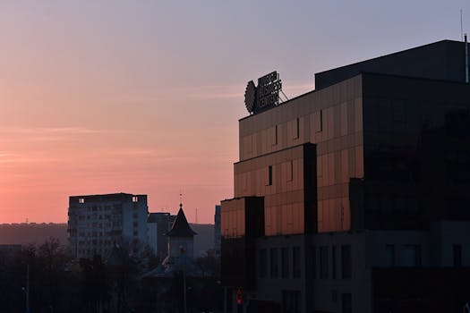 日落时分，罗马尼亚亚迪的城市景观展现出建筑的轮廓