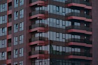 罗马尼亚现代建筑立面特写，带有玻璃窗和阳台