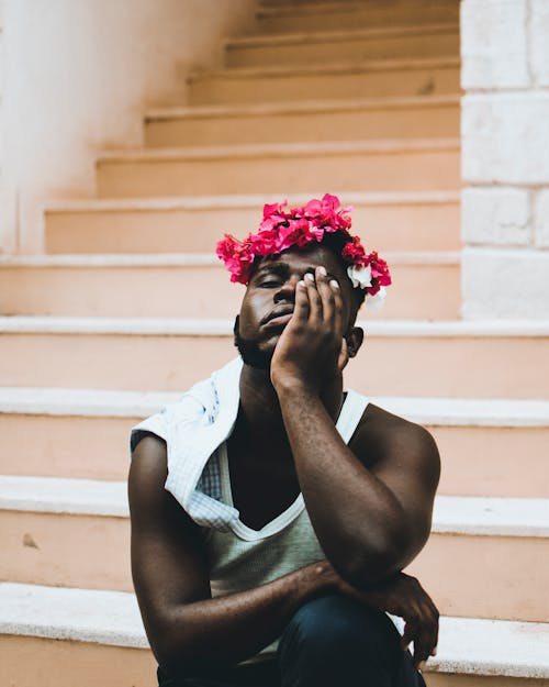 Homme Portant Un Bandeau De Fleur Rose Pourpre