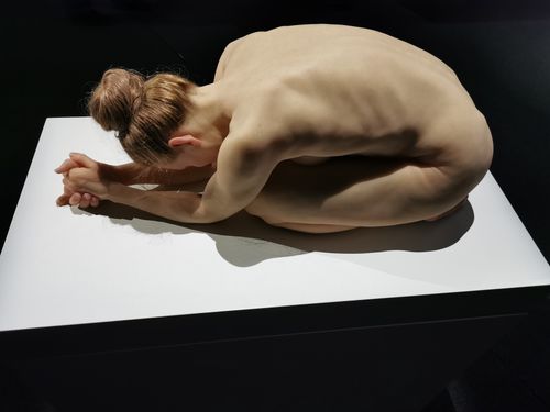 Free Femme repliée - Musée - Paris Stock Photo