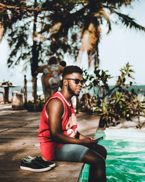 Foto De Hombre Vestido Con Jersey Rojo