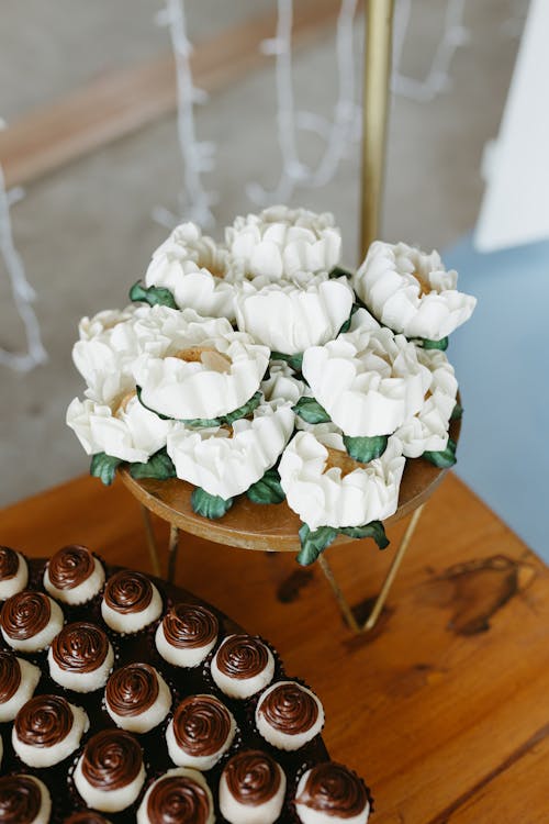 Foto d'estoc gratuïta de artístic, cuinant al forn, cupcakes