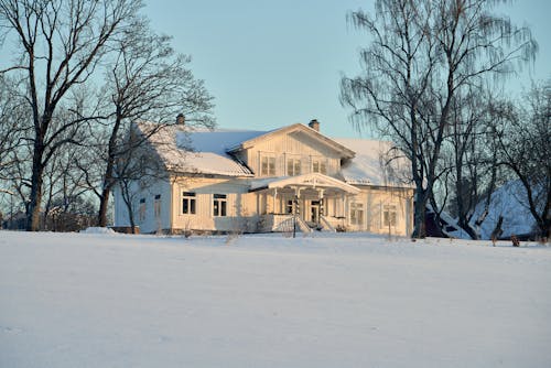 Historic Østensjø gård, a grand relic of Oslo's agricultural past, stands proudly near scenic Østensjøvann lake.