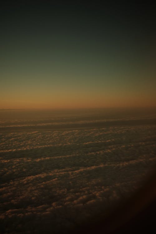 Бесплатное стоковое фото с abendstimmung, вид самолета, затуманенное небо