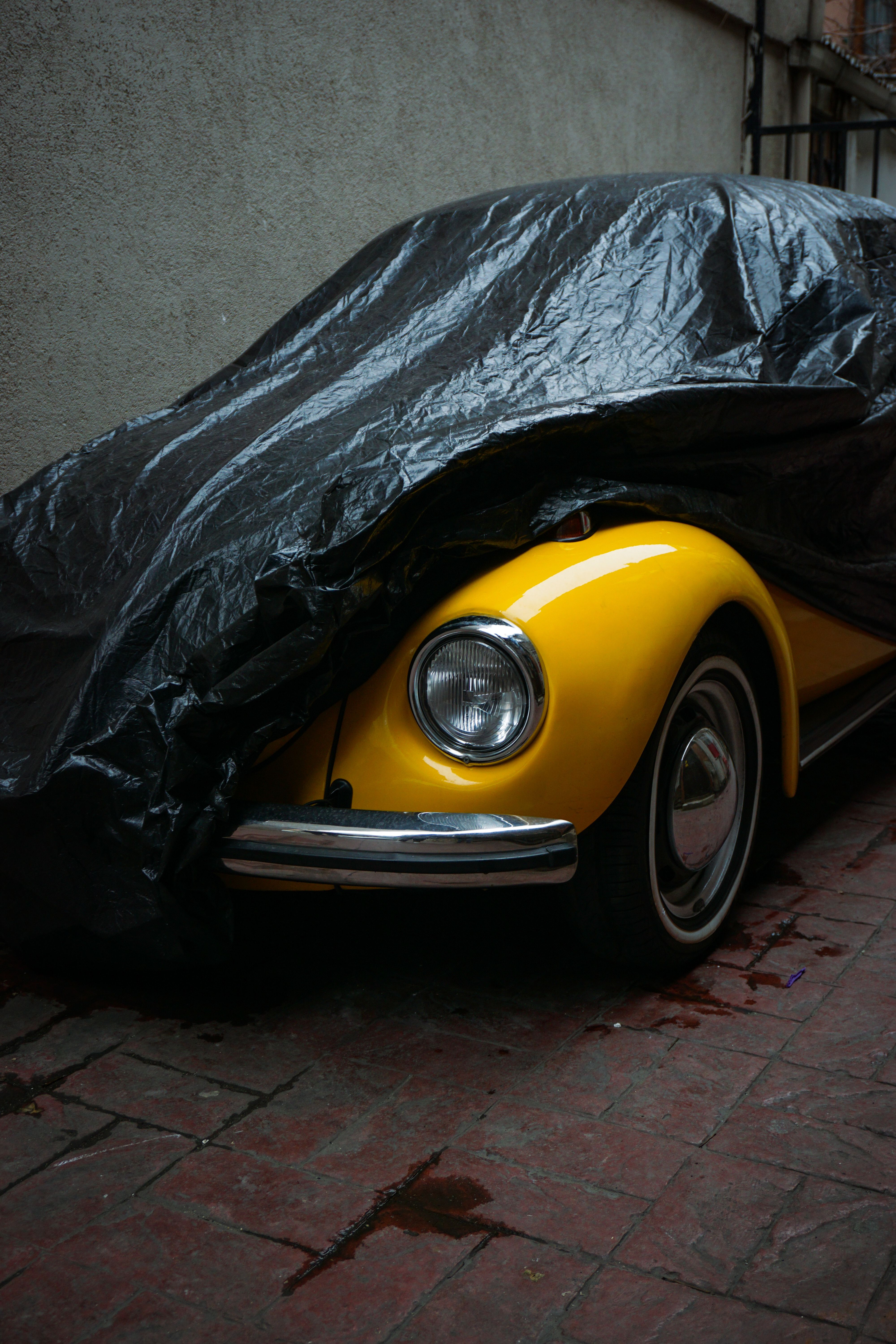 Lasciare l'auto coperta comporta multa?