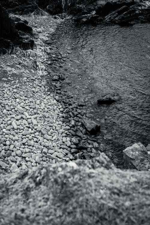 Kostnadsfri bild av gråskale, klippig, kust