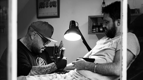 Photos gratuites de artiste tatoueur, barbe, concentration