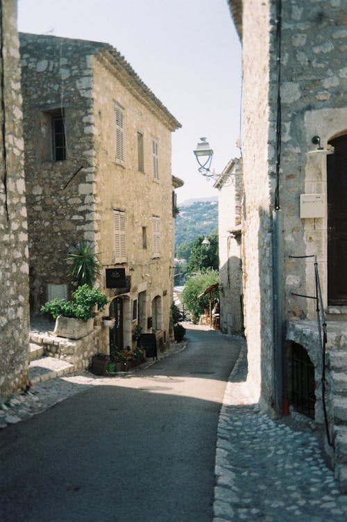 View of a Narrow Alley between Stone Houses 