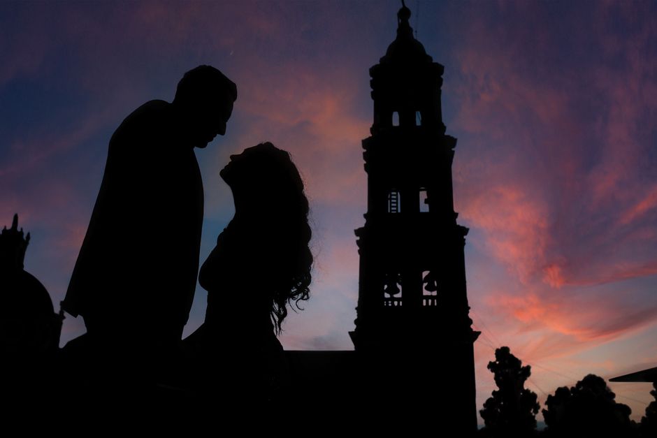 couple silhouette at sunset
