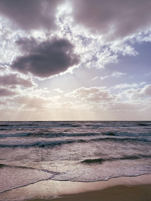 Бесплатное стоковое фото с берег, вертикальный выстрел, волны