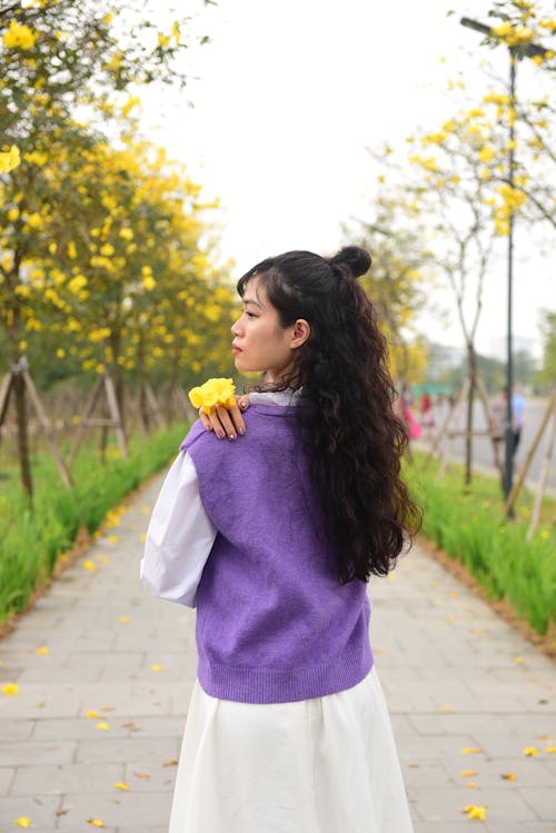 Kostenloses Stock Foto zu asiatische frau, bürgersteig, frau