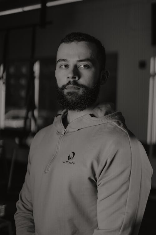 A man with a beard in a gym