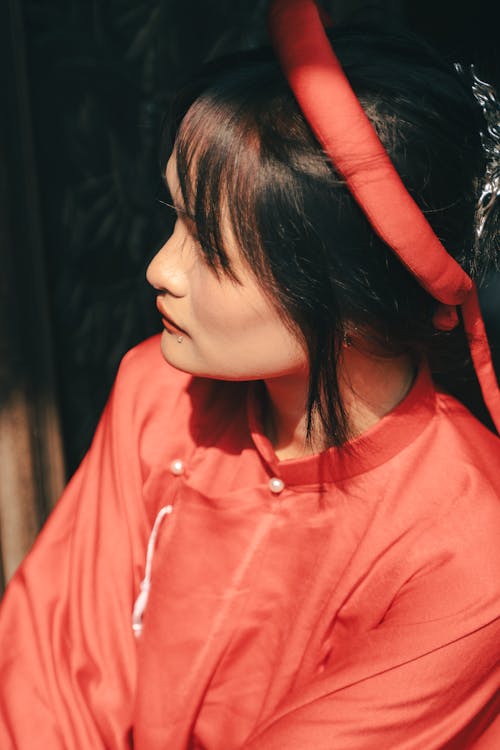 Základová fotografie zdarma na téma brunetka, čelenka, červený plášť