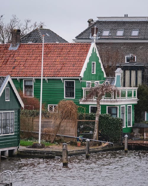 A house with green and white paint on the roof